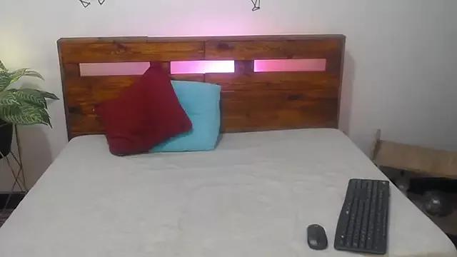 Yeseniaa25_ from StripChat