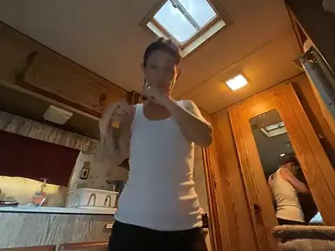 YoMomma-xoxo13 from StripChat is Freechat