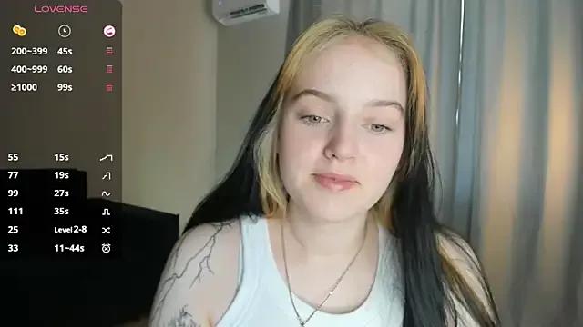 youngloveexe from StripChat is Freechat