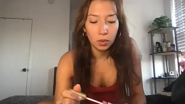 yoursweetestlilly from StripChat is Freechat