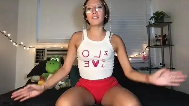 yoursweetestlilly from StripChat is Freechat