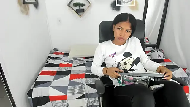 Yuleimys_rosse from StripChat is Freechat