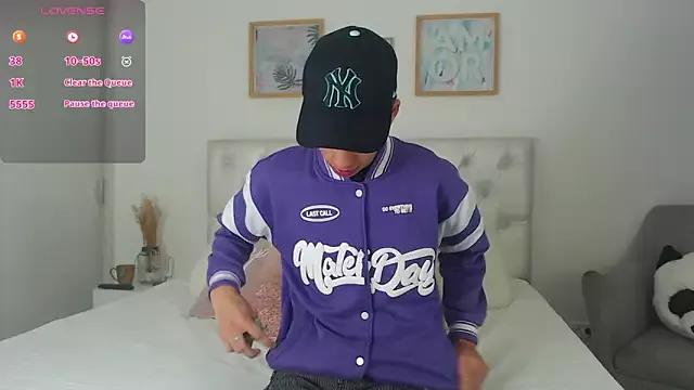 yulian_vasquez from StripChat is Freechat