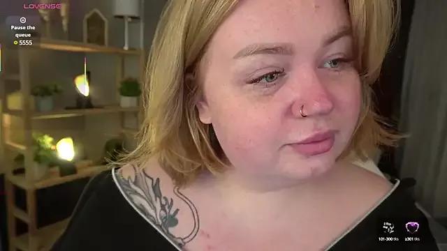 ZaraReignn from StripChat